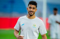 لاعب الفيصلي أحمد عبد ربه مصابًا في مباراة كرة قدم