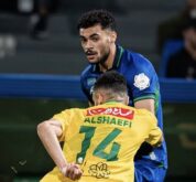 لاعبي الخليج يحتفلون بعد تحقيق ريمونتادا تاريخية ضد الفتح في دوري روشن السعودي.