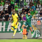 لاعبي الشرطة والكرخ يتنافسون على الكرة في مباراة بالدوري العراقي