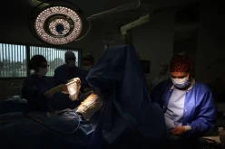 صورة مقربة لعملية جراحية لاستئصال الزائدة الدودية مع خلفية توضح الجهاز الهضمي