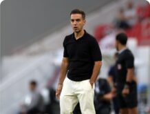 المدرب الإسباني بورخا خيمينيز يصافح مسؤولاً من النادي الأهلي القطري