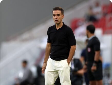 المدرب الإسباني بورخا خيمينيز يصافح مسؤولاً من النادي الأهلي القطري