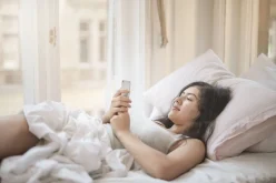 تصفح الهاتف بعد الاستيقاظ: كيف يؤثر على دماغك وصحتك؟