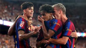جول كوندي بقميص برشلونة مع شعار تشيلسي في الخلفية، يرمز لاهتمام النادي الإنجليزي.