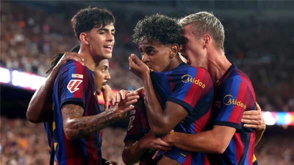 جول كوندي بقميص برشلونة مع شعار تشيلسي في الخلفية، يرمز لاهتمام النادي الإنجليزي.
