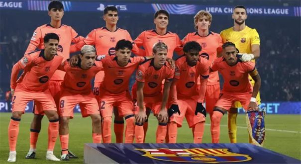 داني أولمو يغادر الملعب مصابًا خلال مباراة برشلونة وباريس سان جيرمان