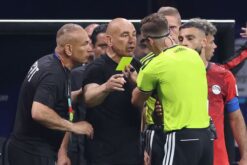 صورة توضيحية لعقوبات الفيفا تضرب منتخب مصر، مع شعار الفيفا وشعار الاتحاد المصري لكرة القدم.