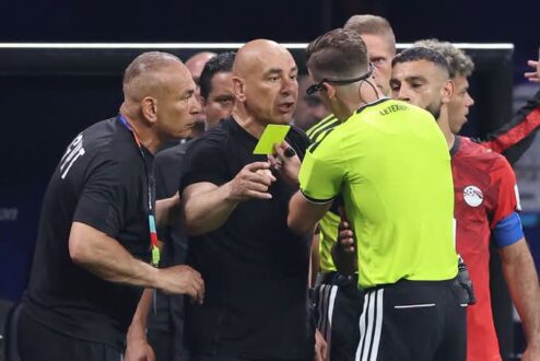 صورة توضيحية لعقوبات الفيفا تضرب منتخب مصر، مع شعار الفيفا وشعار الاتحاد المصري لكرة القدم.