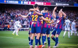 جيرارد مارتن مدافع برشلونة يحتفل بإنجاز 100 مباراة مع الفريق