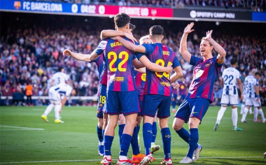 جيرارد مارتن مدافع برشلونة يحتفل بإنجاز 100 مباراة مع الفريق