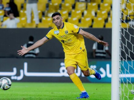 عبد الرزاق حمدالله يحتفل بتسجيل هدف في الدوري السعودي
