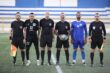 لقطة من مباراة في دوري الدرجة الأولى الأردني تظهر لاعبين يتنافسون على الكرة، مع شعار الدوري في الخلفية.