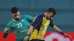 طاقم تحكيم يستعد لإدارة مباراة في الدوري الأردني للمحترفين