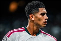 جود بيلينجهام يحتفل بقميص ريال مدريد