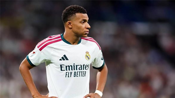 كيليان مبابي يرتدي قميص ريال مدريد ويفكر في مستقبله