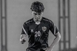 صورة للاعب كرة قدم شاب يرتدي زي النادي الأهلي الأردني، مع خلفية حزينة تعبر عن وفاة معتصم الطويل.