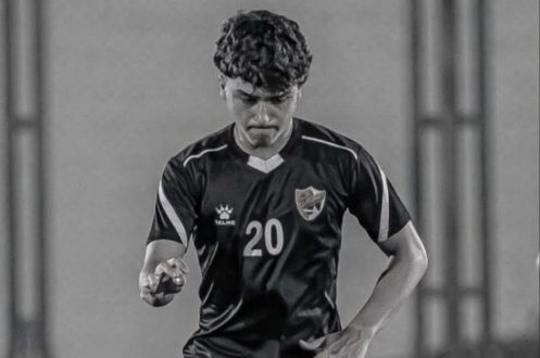 صورة للاعب كرة قدم شاب يرتدي زي النادي الأهلي الأردني، مع خلفية حزينة تعبر عن وفاة معتصم الطويل.