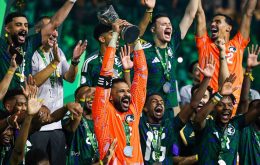 محمد العويس حارس المنتخب السعودي يحتفل بلقب كأس الخليج 27 بشباك نظيفة