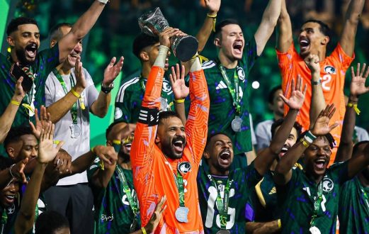 محمد العويس حارس المنتخب السعودي يحتفل بلقب كأس الخليج 27 بشباك نظيفة