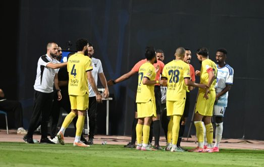 لاعبي نيوم والحزم يتنافسون على الكرة في مباراة الدوري السعودي