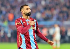الممثل التركي رافت الرومان يحمل قميص طرابزون سبور ويوجه رسالة لمحمد صلاح