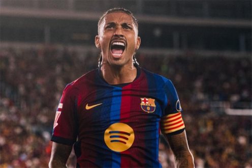 رافينها يرتدي قميص برشلونة مع صورة رونالدينيو في الخلفية