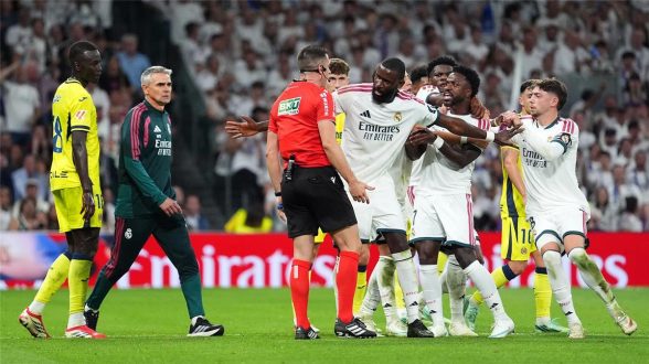 فينيسيوس جونيور غاضبًا بعد تلقيه البطاقة الحمراء في مباراة ريال مدريد وفياريال